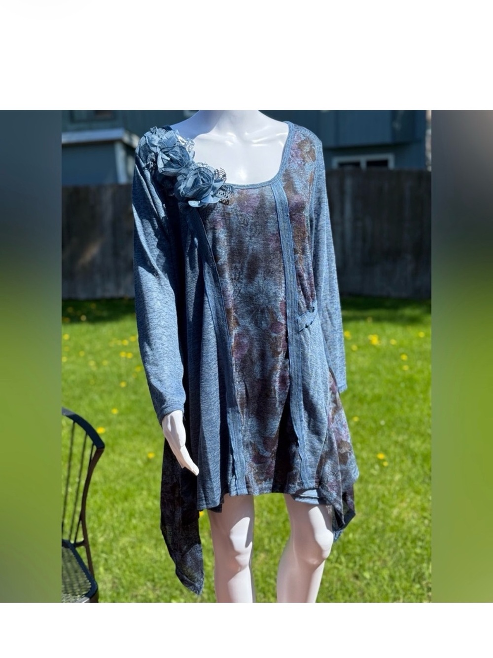 Pretty Angel blue asymmetrical tunic top, charming cluster of fabric flowers - Picture 8 of 10